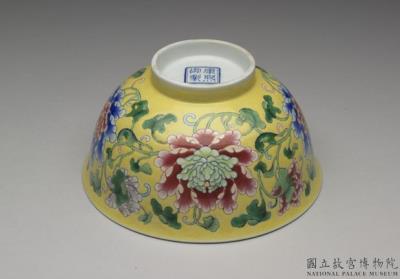 图片[3]-Bowl with floral decoraion in falangcai polychrome enamels on yellow ground, Qing dynasty, Kangxi reign (1662-1722)-China Archive